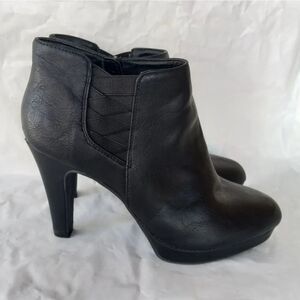 Unlisted by Kenneth Cole Roun Faux Leather Bootie Size 9